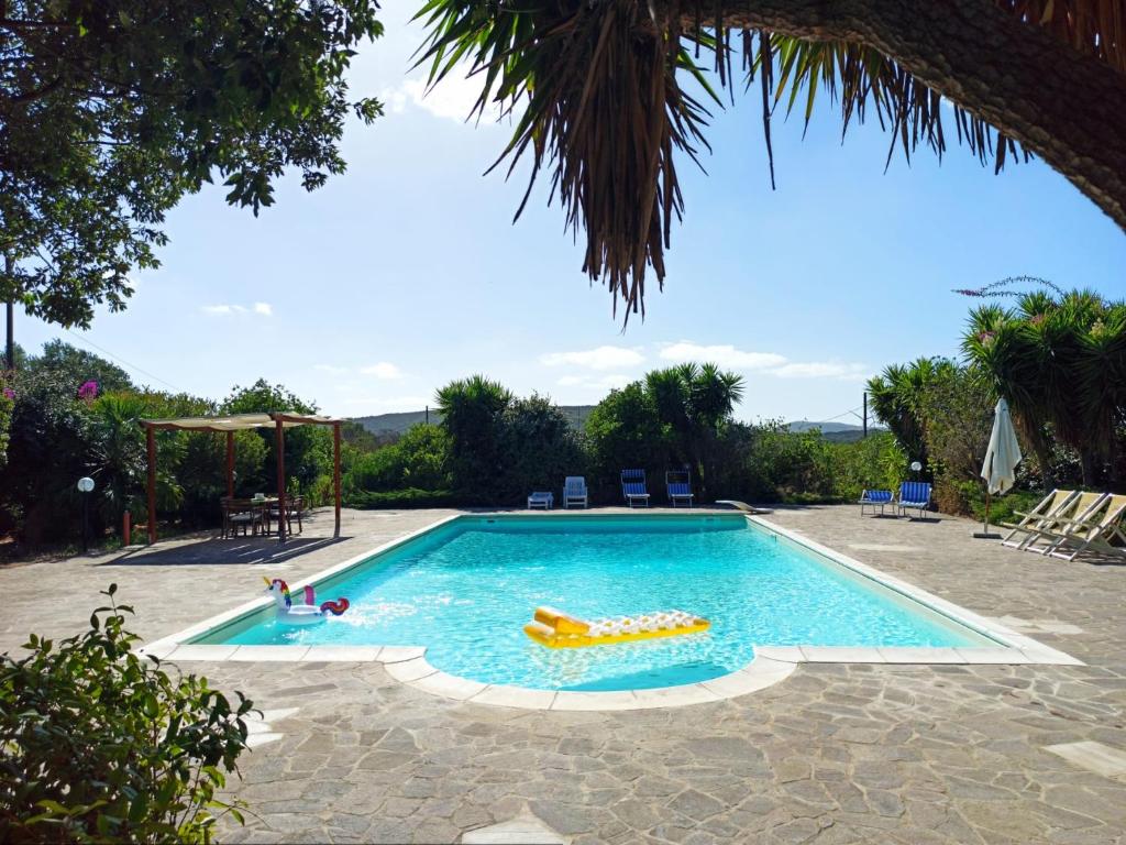 una piscina con fideos en el medio en Il Melograno, en Campanedda