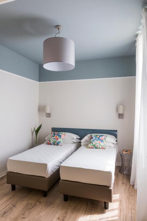 Łóżko lub łóżka w pokoju w obiekcie San Leonardo Suites