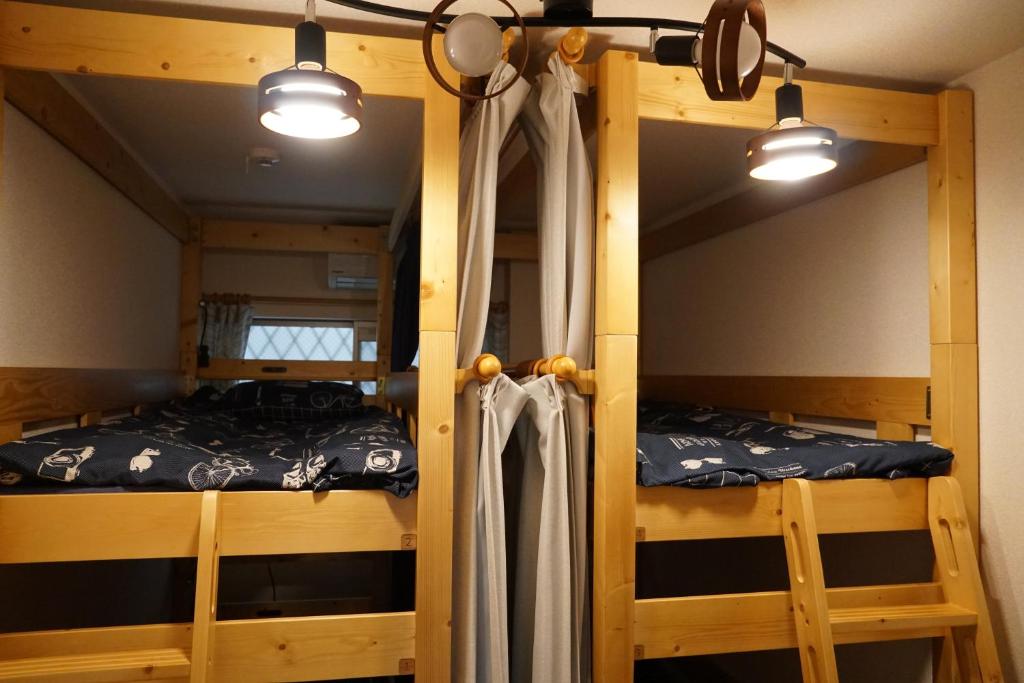 Postel nebo postele na pokoji v ubytování Auberge du Tanuki Noir Maison d'Hôtes