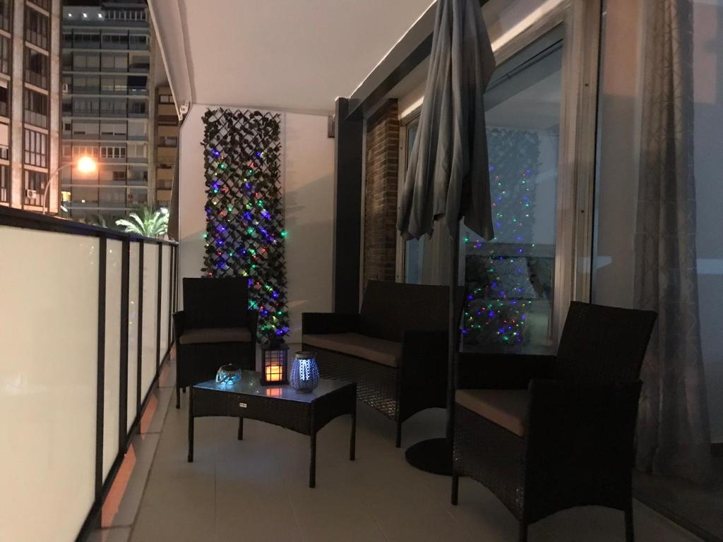 een kamer met een kerstboom op het balkon bij Espacioso y céntrico piso con zona chill-out in Alicante