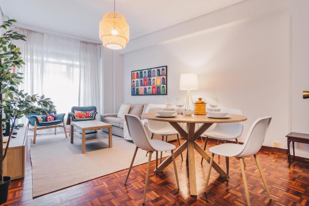 een woonkamer met een tafel en stoelen bij Funi apartment by People Rentals in Bilbao