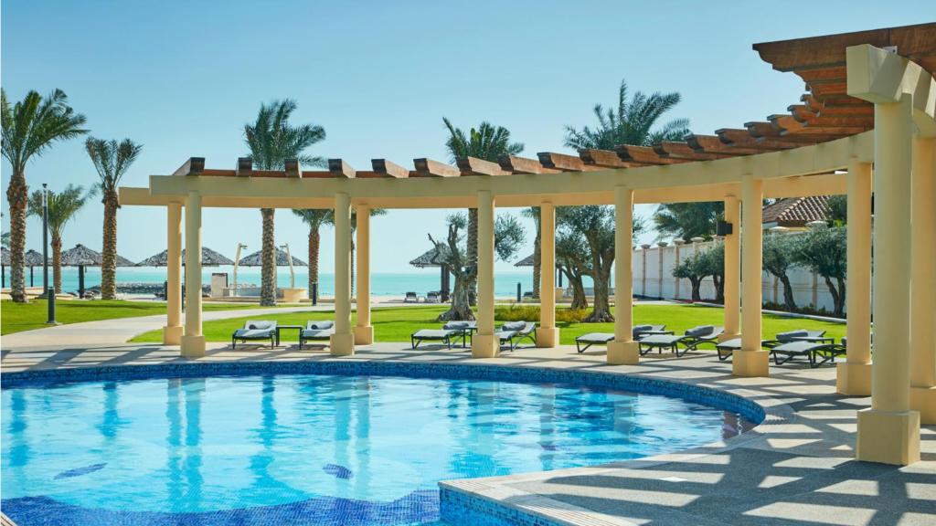 Basen w obiekcie InterContinental Hotels Doha Residences lub w pobliżu