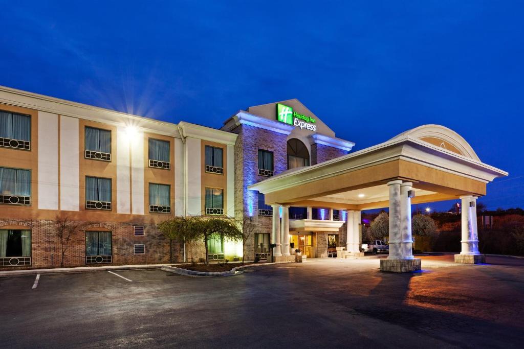 a hotel with a parking lot in front of it at Holiday Inn Express Hotel & Suites Corbin, an IHG Hotel in Corbin