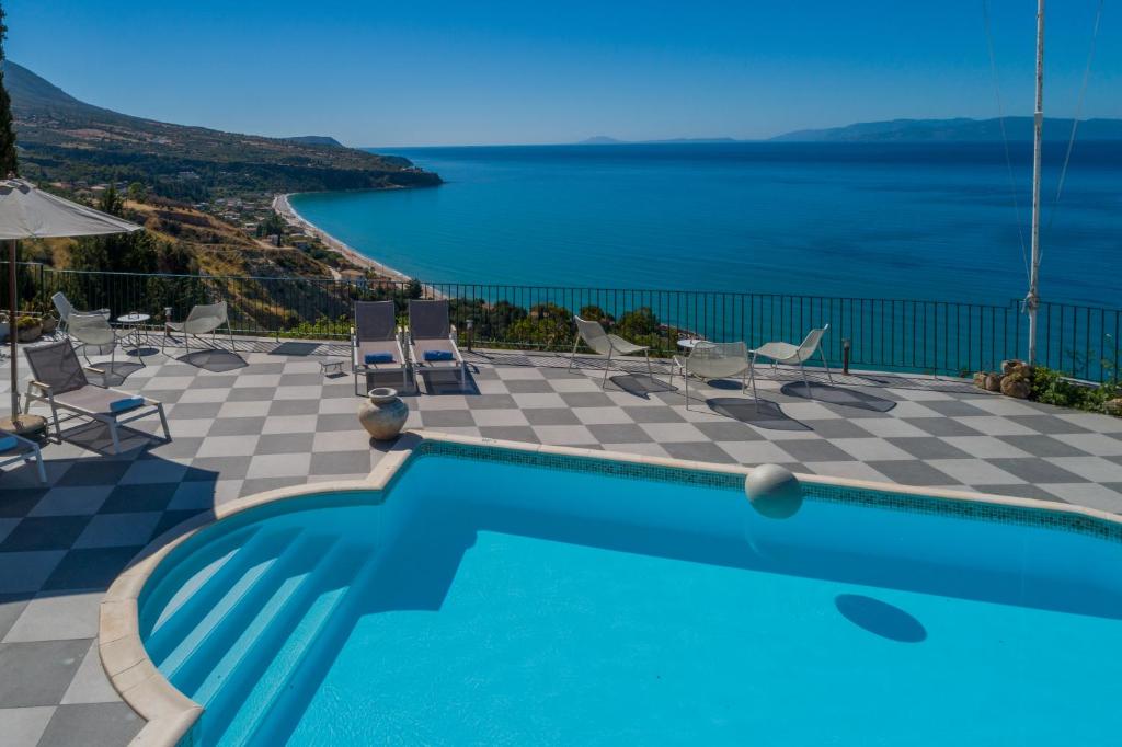 uma piscina com vista para o oceano em Garbis Villas & Apartments em Lourdata