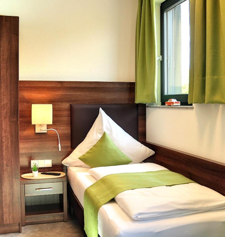 Postel nebo postele na pokoji v ubytování Motel am Fürfelder Schloss