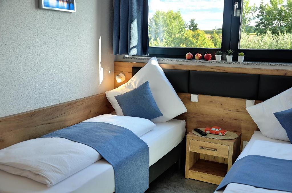 Postel nebo postele na pokoji v ubytování Motel am Fürfelder Schloss
