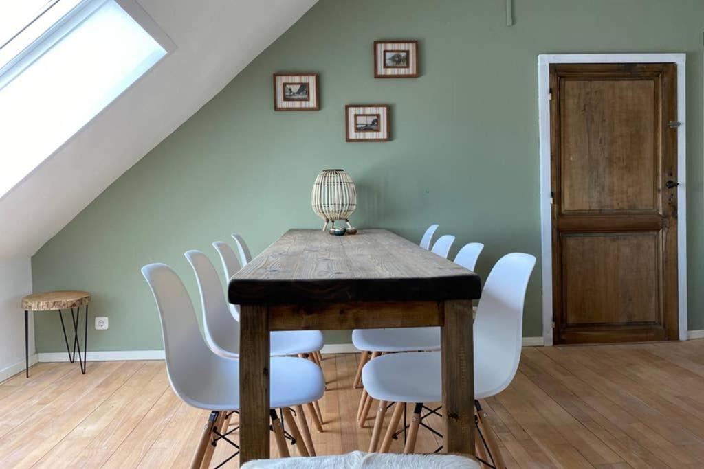 una sala da pranzo con tavolo e sedie bianche di Authentic Stays - 5p-apartment a Eijsden