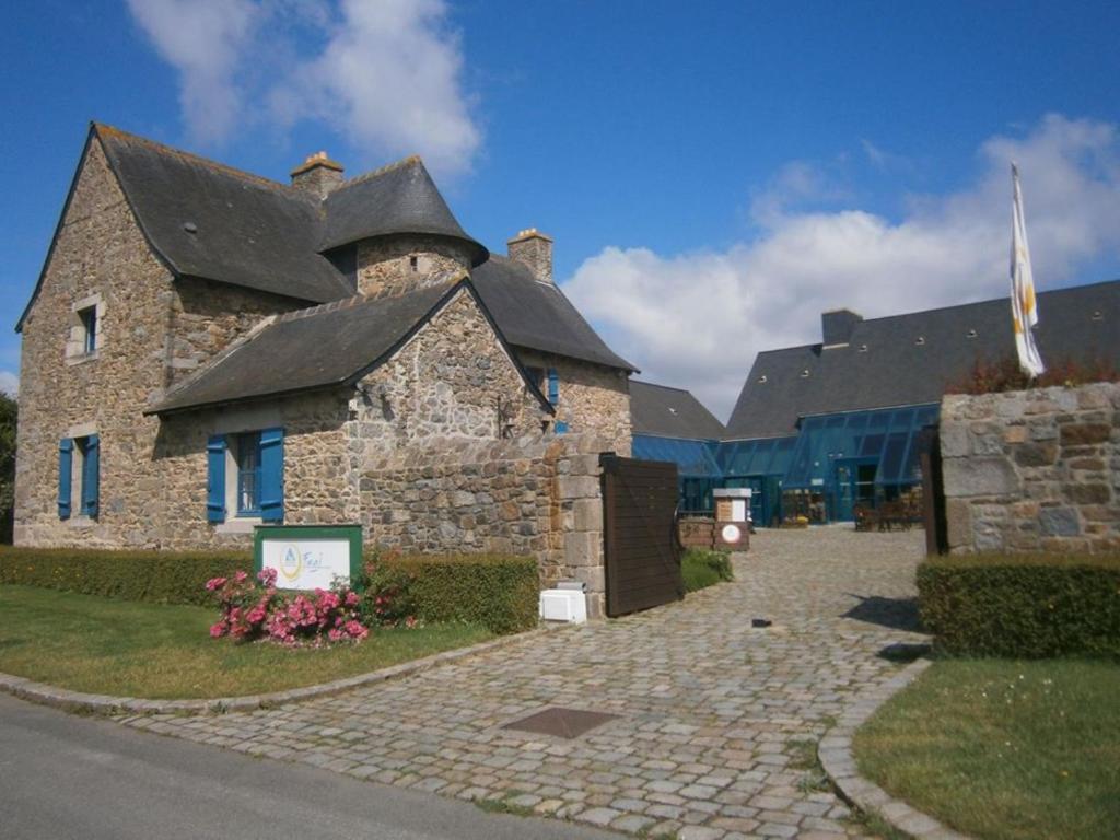 - un grand bâtiment en pierre dans l'établissement Auberge de Jeunesse HI Saint-Brieuc, à Saint-Brieuc