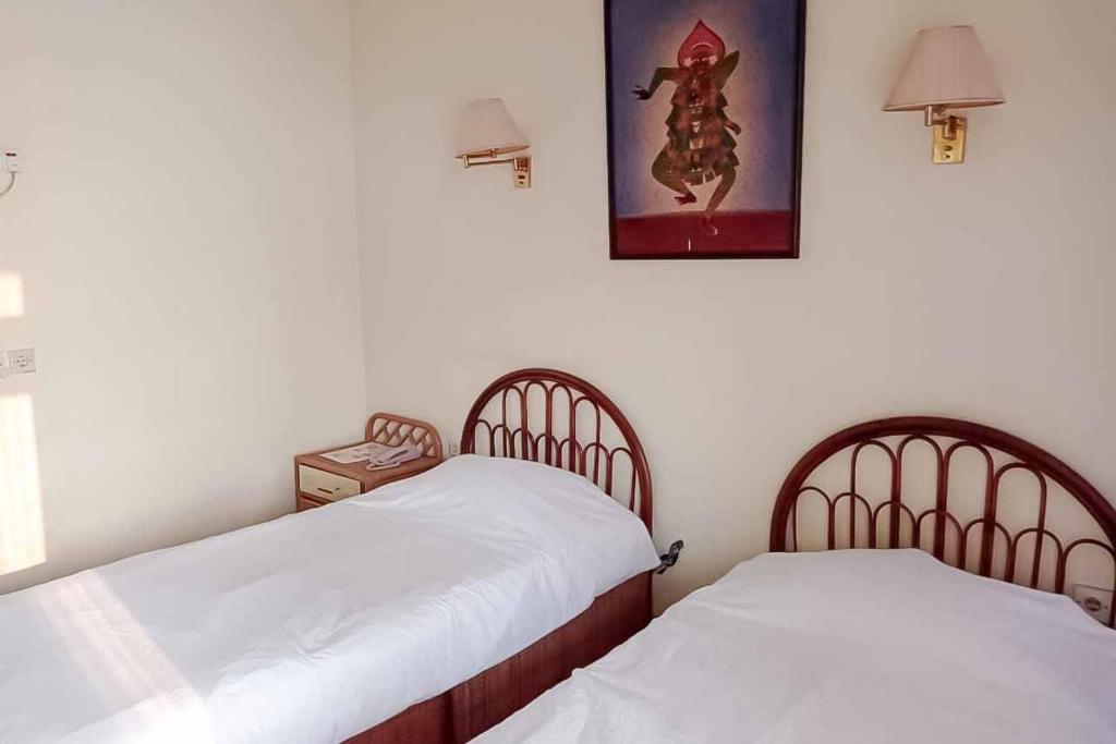 Letto o letti in una camera di RedDoorz Plus near Tugu Mercusuar Anyer