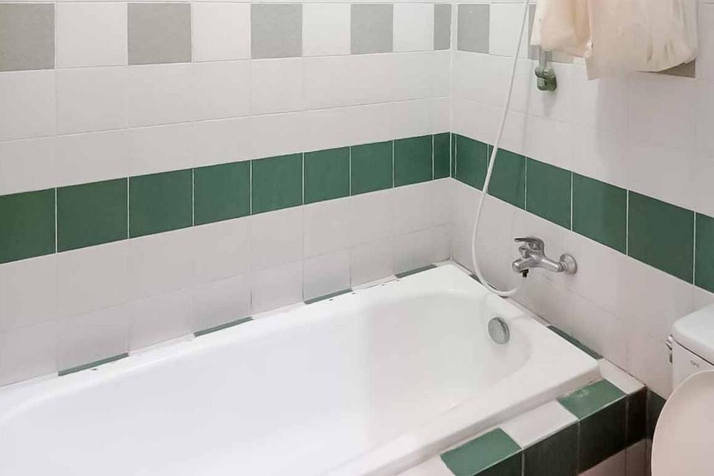 Bagno di RedDoorz Plus near Tugu Mercusuar Anyer