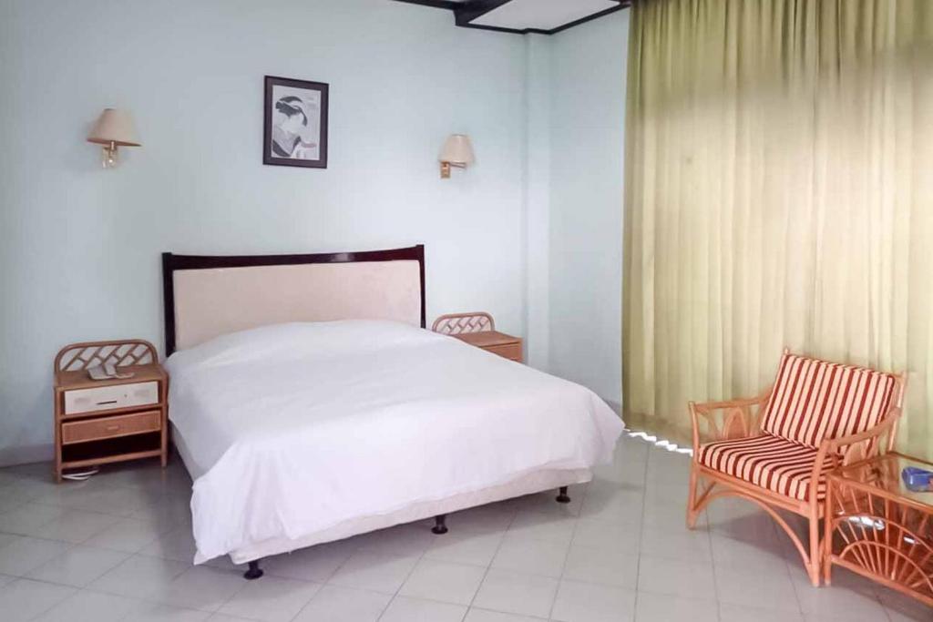 A bed or beds in a room at RedDoorz Plus near Tugu Mercusuar Anyer
