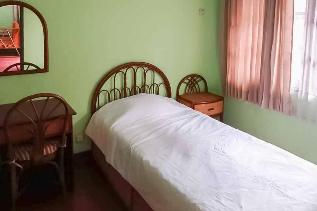 Letto o letti in una camera di RedDoorz Plus near Tugu Mercusuar Anyer