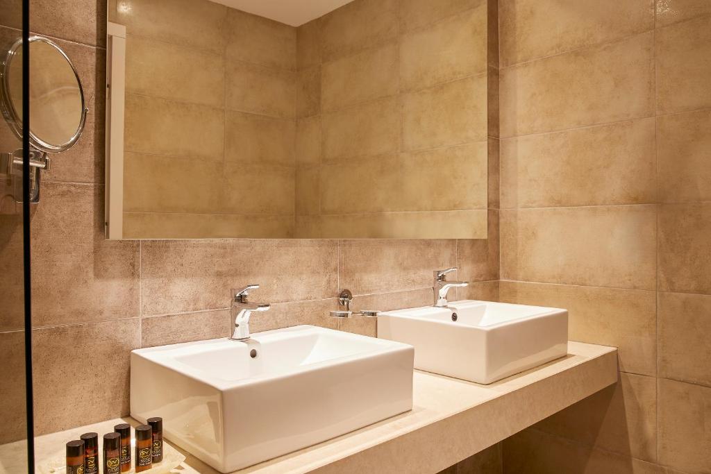 Koupelna v ubytování Delfinia Hotel