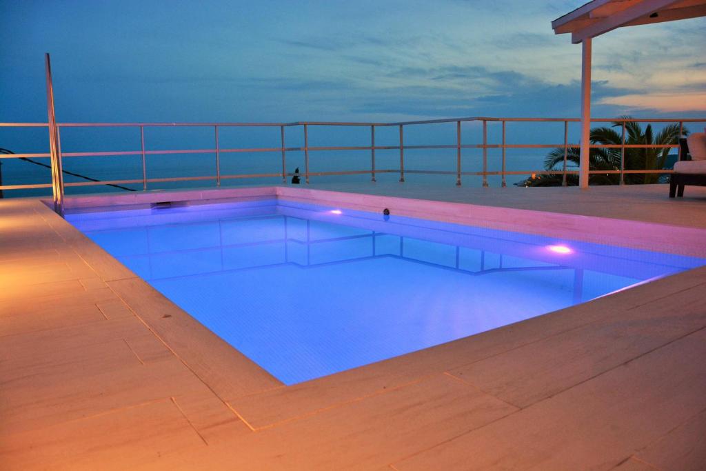 Bazén v ubytování Villa Sitges Altavista Amazing View South oriented Calm Area AC Beach 2 minutes nebo v jeho okolí
