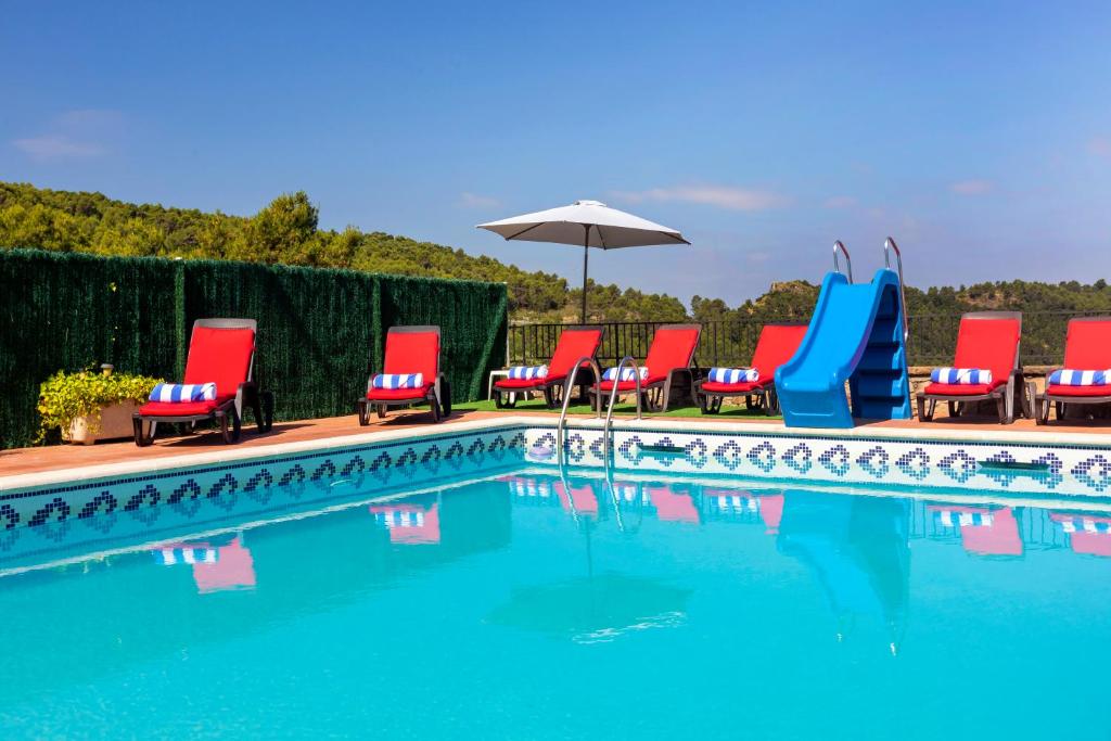 Bazén v ubytovaní 8 to 10 Sleeps Private Pool Villa & BBQ Near Barcelona alebo v jeho blízkosti