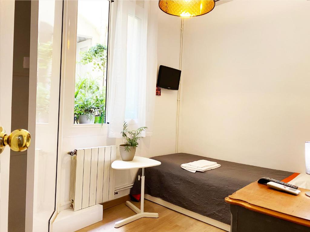 Televízia a/alebo spoločenská miestnosť v ubytovaní Hostal Portugal