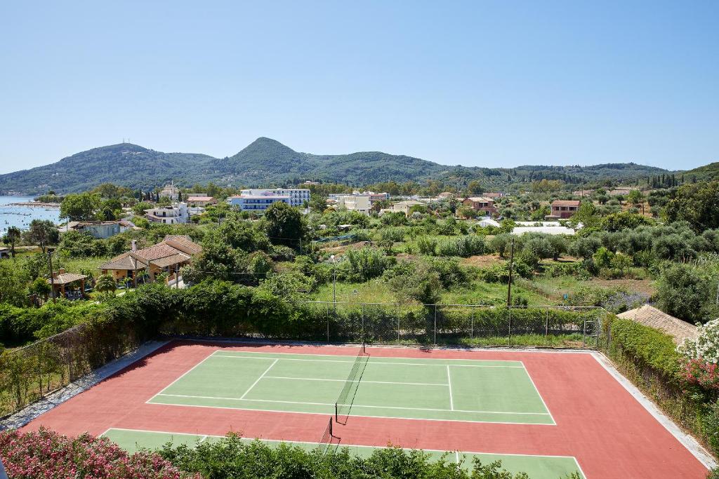 Tenis a/nebo squash v ubytování Delfinia Hotel nebo okolí