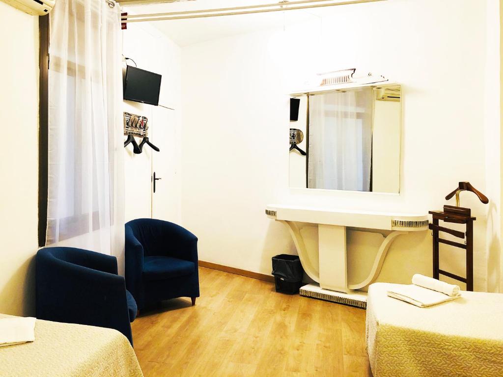 Televízia a/alebo spoločenská miestnosť v ubytovaní Hostal Portugal