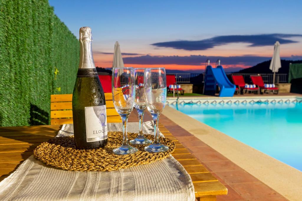 Bazén v ubytovaní 8 to 10 Sleeps Private Pool Villa & BBQ Near Barcelona alebo v jeho blízkosti
