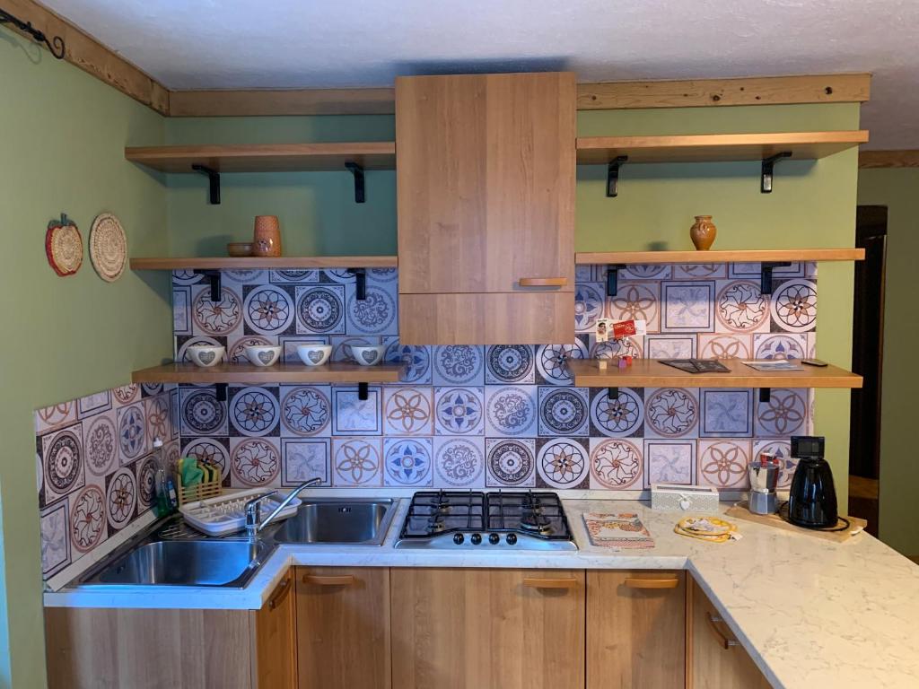 a kitchen with blue and white plates on the wall at Rêve en ville in Aosta