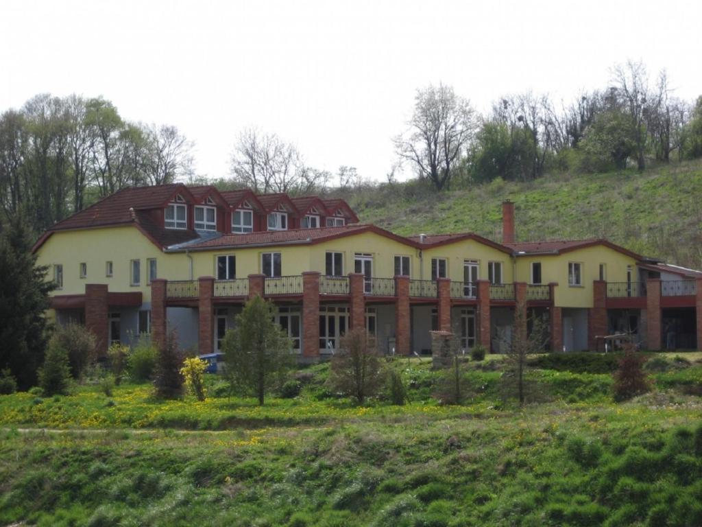 a large building on top of a hill at Tüttös vendéghàz in Hedrehely