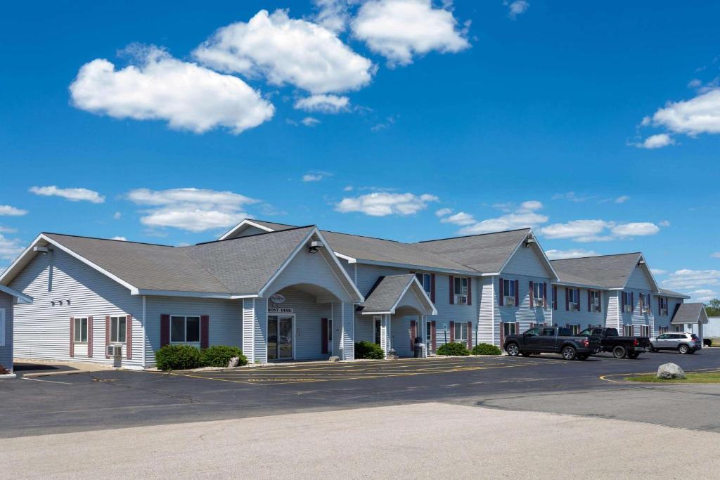 a row of houses in a parking lot at Baymont by Wyndham Marinette in Marinette