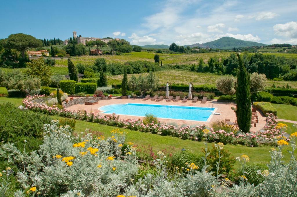 una vista aérea de un jardín con piscina en Tenuta Cusmano, en Grottaferrata