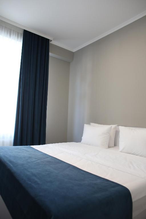 Postel nebo postele na pokoji v ubytování Glass Cube Hotel