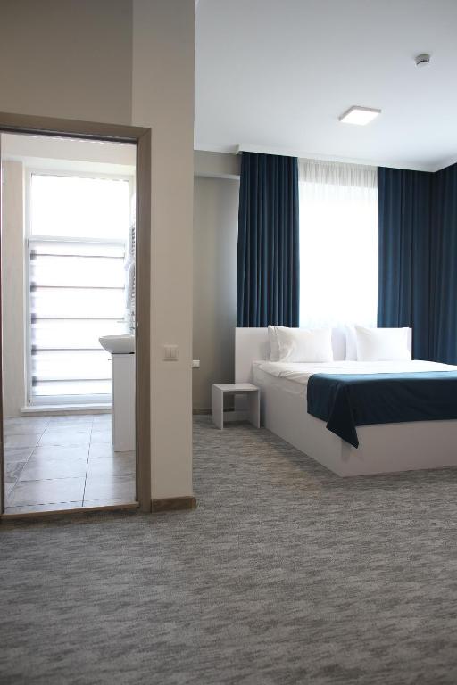 Postel nebo postele na pokoji v ubytování Glass Cube Hotel