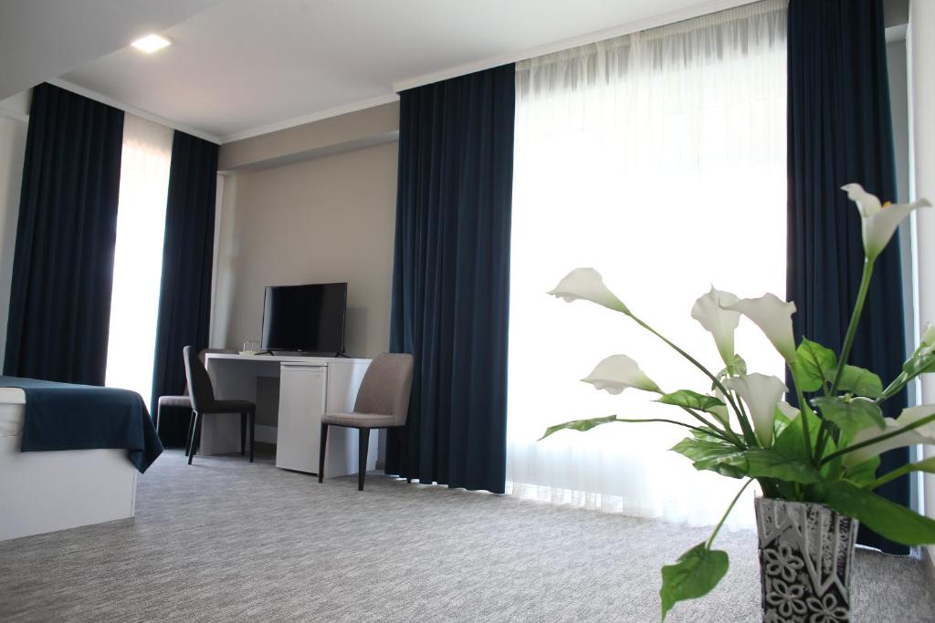 TV a/nebo společenská místnost v ubytování Glass Cube Hotel