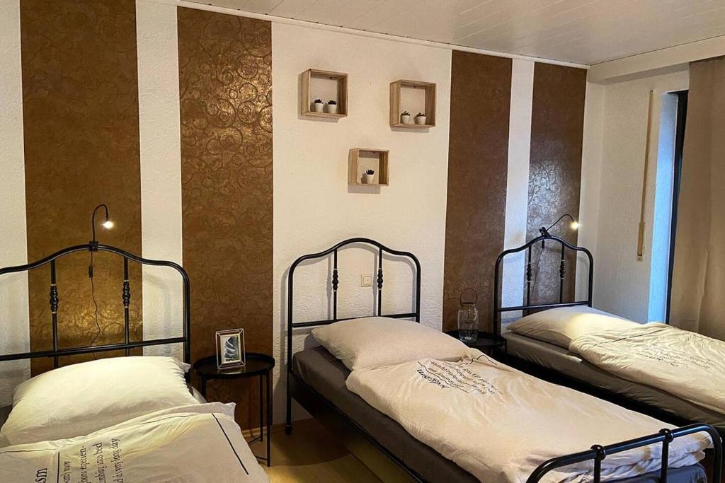 two twin beds in a room with two at Word & stay Vohburg near Ingolstadt in Vohburg an der Donau