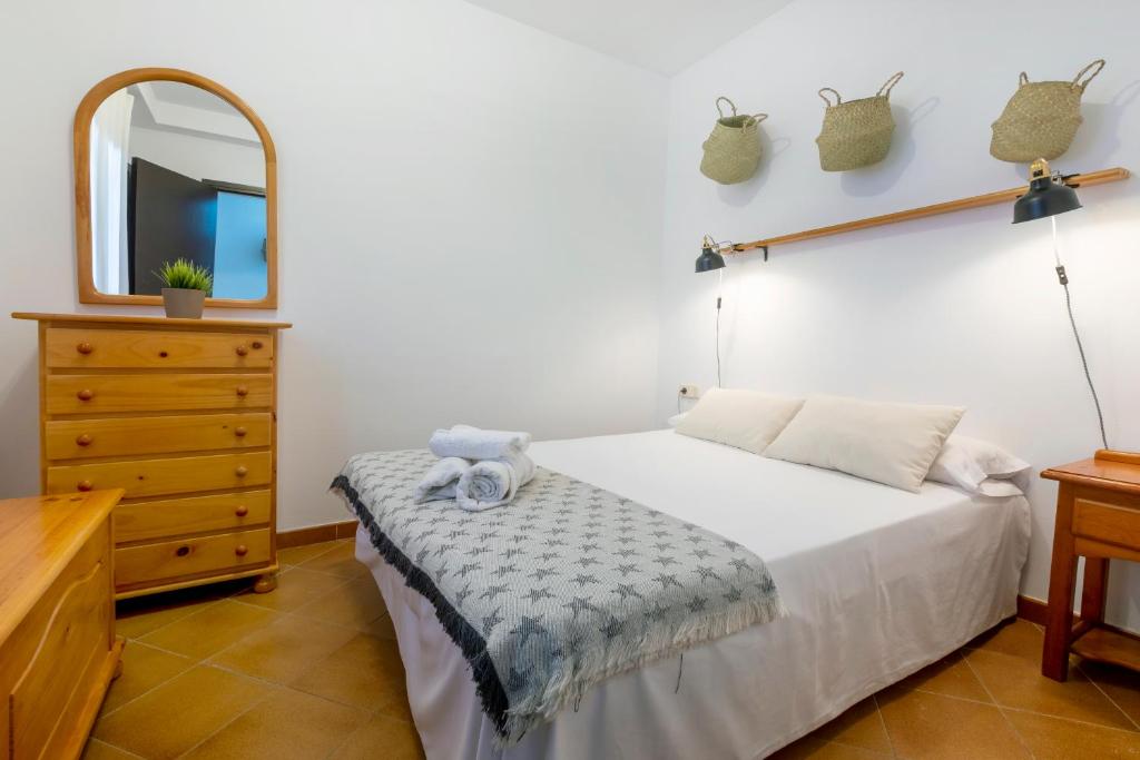 Posteľ alebo postele v izbe v ubytovaní 8 to 10 Sleeps Private Pool Villa & BBQ Near Barcelona