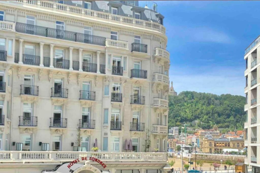 NEW Gorgeous Central Apartment - Beachfront - 3 BD, San ...