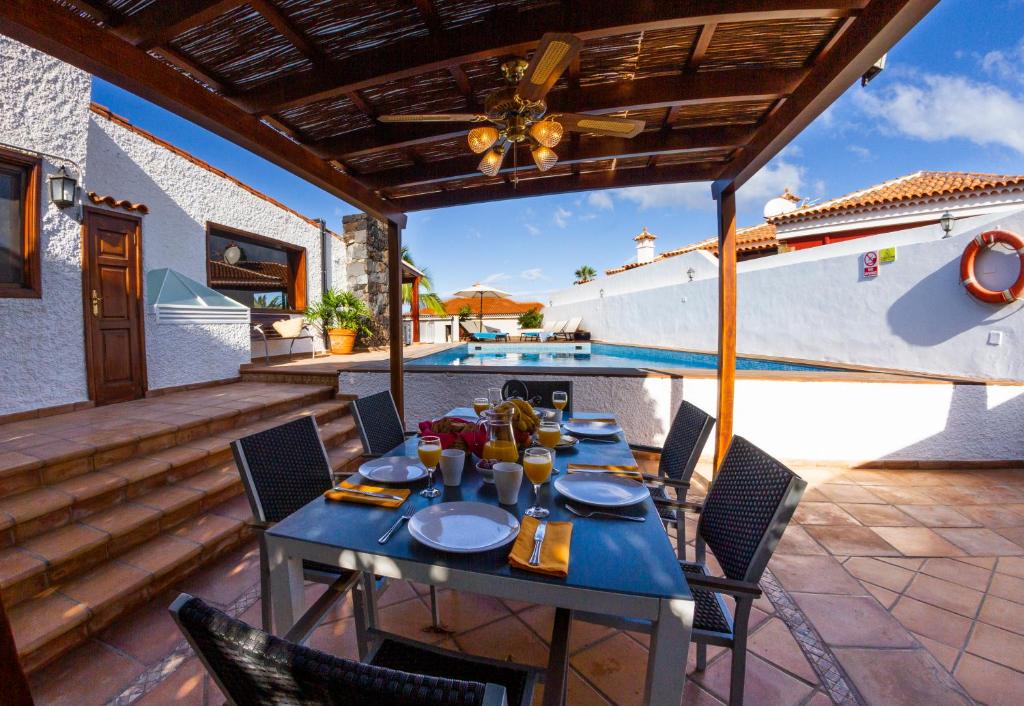 Balkón alebo terasa v ubytovaní Villa Punta Negra HEATED POOL tenerifesummervillas