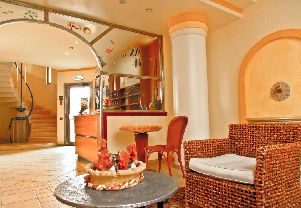 Posedenie v ubytovaní Hotel Il Faro Della Guitgia Tommasino