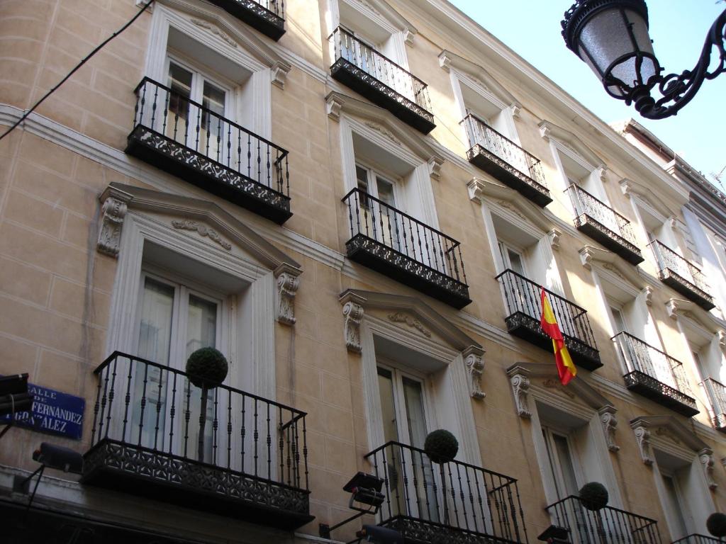 un edificio con balcones y una bandera en él en Suite Prado, en Madrid