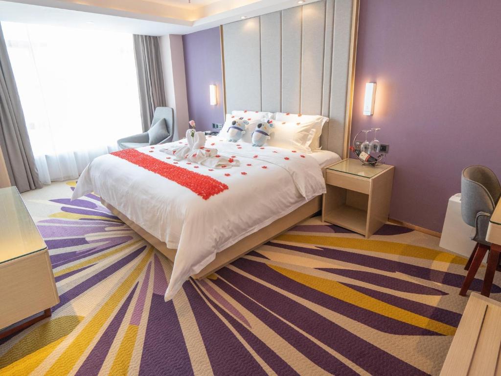 a bedroom with a large bed and a large window at Lavande Hotel Zhongshan Nanlang Light Rail Station in Zhongshan