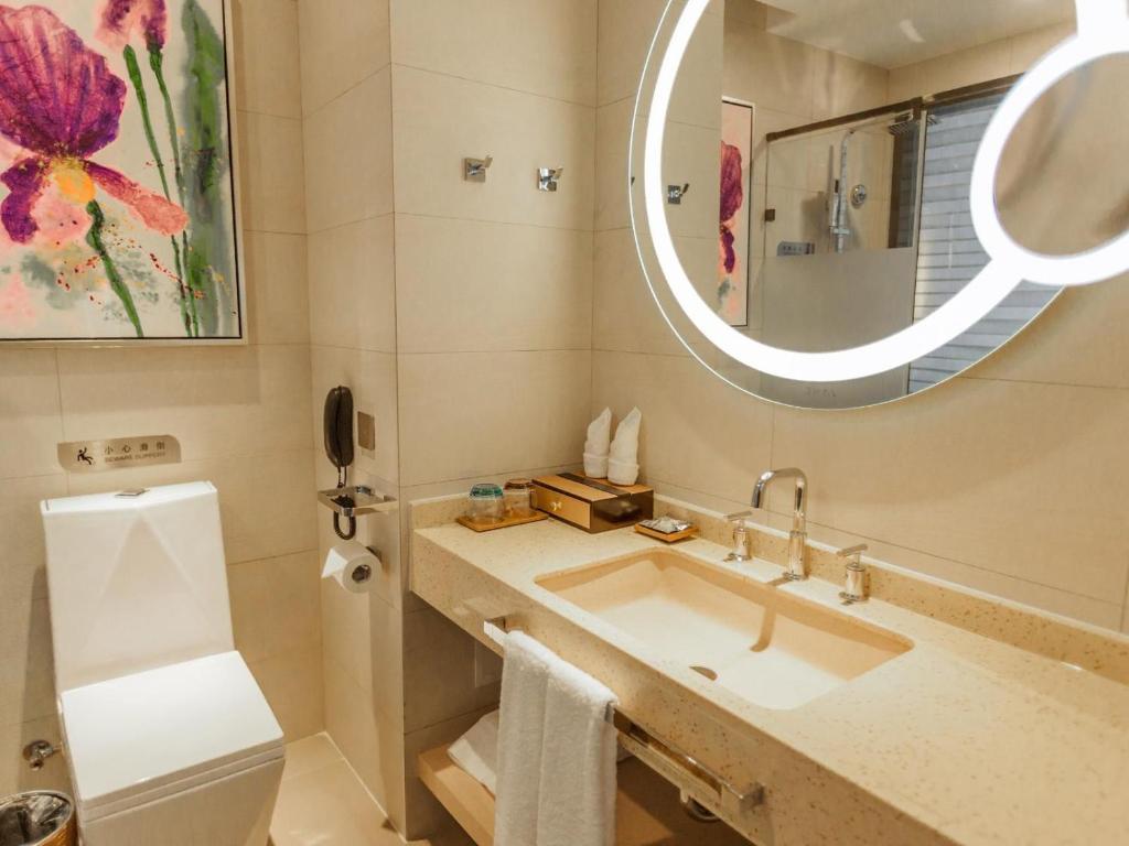 y baño con lavabo y espejo. en Lavande Hotel Zhangjiakou Victoria Plaza, en Zhangjiakou