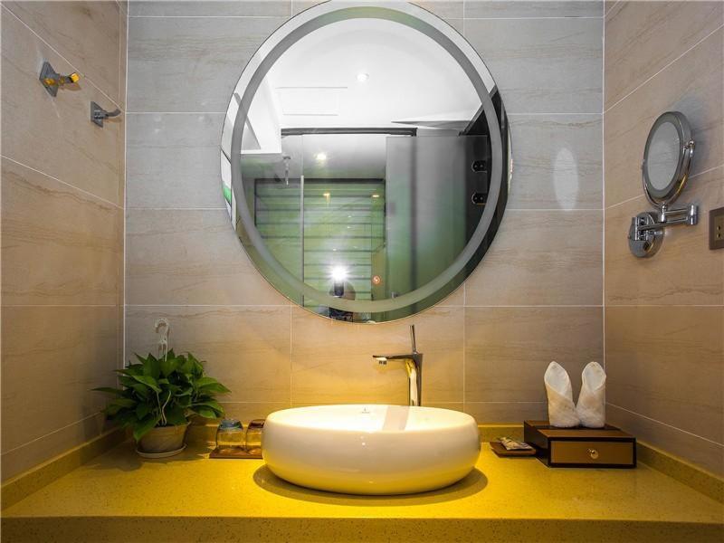 a bathroom with a sink and a mirror at Lavande Hotel (Ganzhou Golden Plaza Branch) in Ganzhou