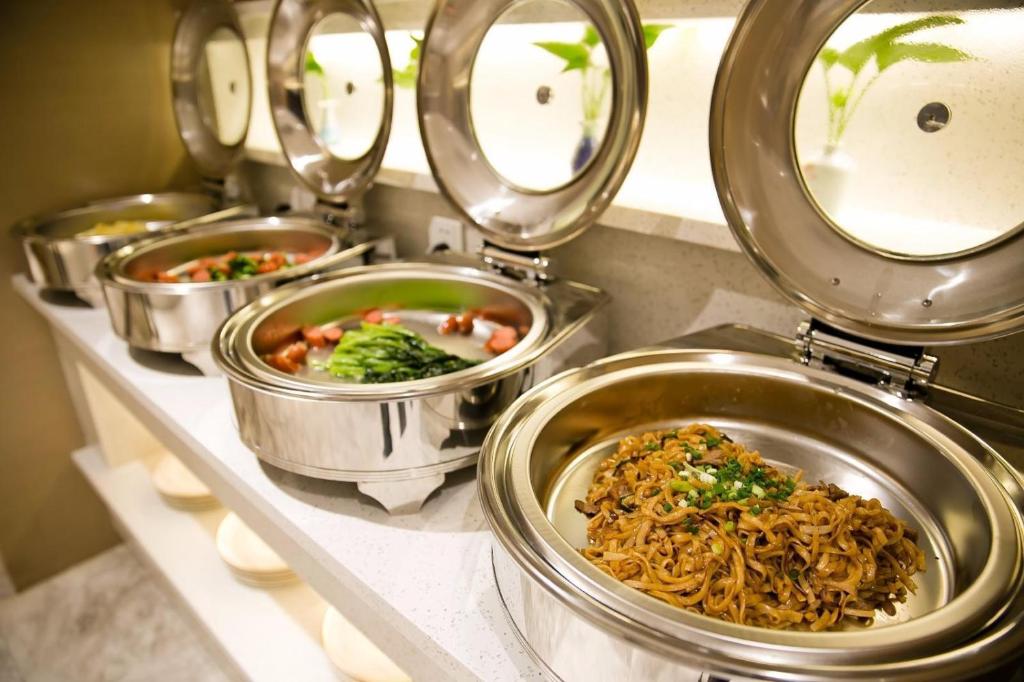 a row of bowls of food on a counter at Lavande Hotel (Changsha City Government Branch) in Changsha