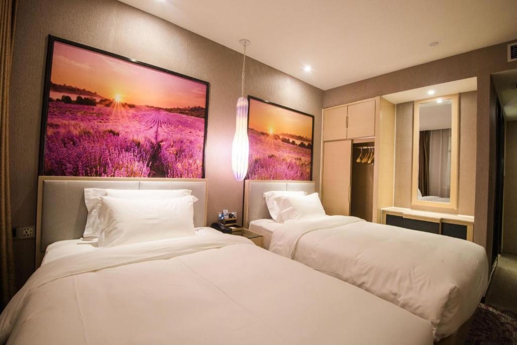 - 2 lits dans une chambre d'hôtel ornée d'une peinture murale dans l'établissement Lavande Hotel (Liupanshui Ancient Town Branch), à Shuicheng