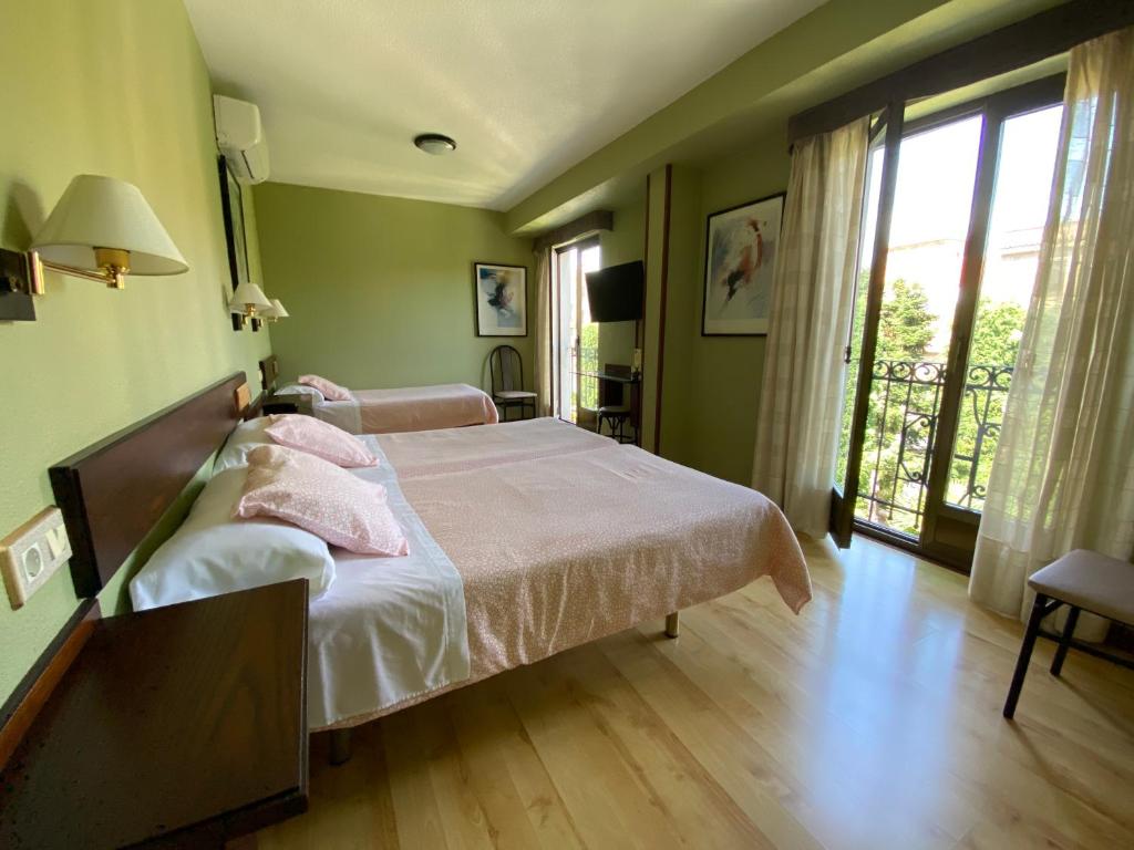 Postel nebo postele na pokoji v ubytování Hostal Concejo