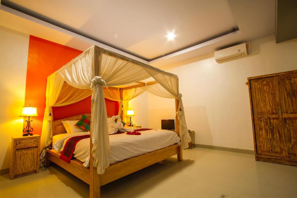 Ubud mesari Private Pool Villa في أوبود: غرفة نوم بسرير مع مظلة