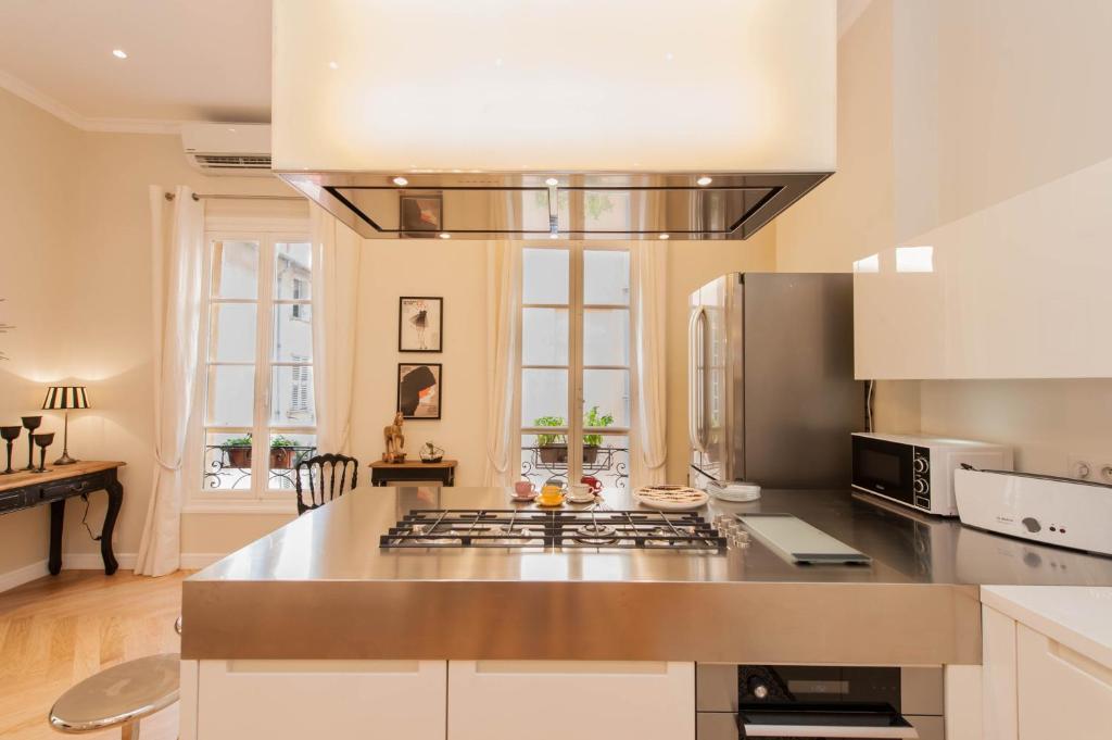 - une cuisine avec une cuisinière dans l'établissement Sunlight Properties - Cristal - Old Town area, 3 Bedrooms, stunning Nice holiday rental apartment, à Nice