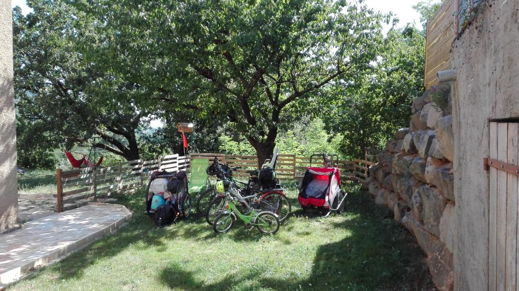 Zahrada ubytování GITE Le CERISIER VIA RHONA DOLCE VIA