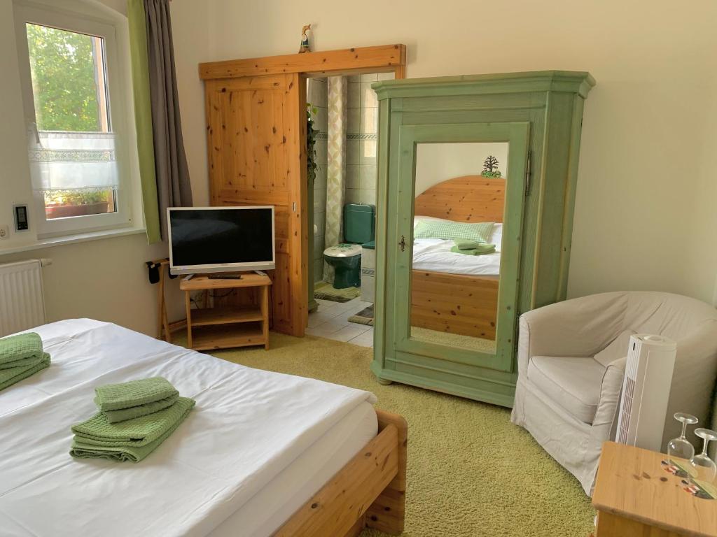 Postel nebo postele na pokoji v ubytování Gasthaus & Pension Zirkelstein