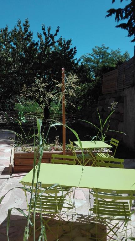 Zahrada ubytování GITE Le CERISIER VIA RHONA DOLCE VIA
