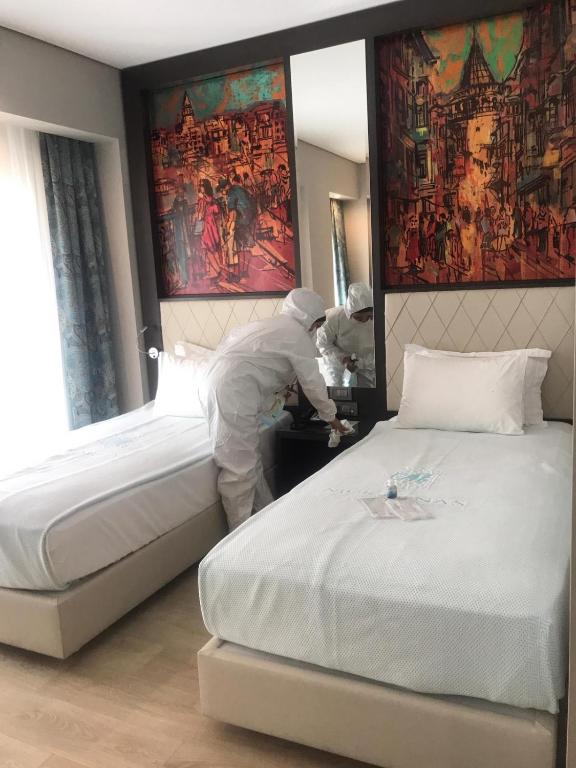Postel nebo postele na pokoji v ubytování Mukarnas Taksim Hotel