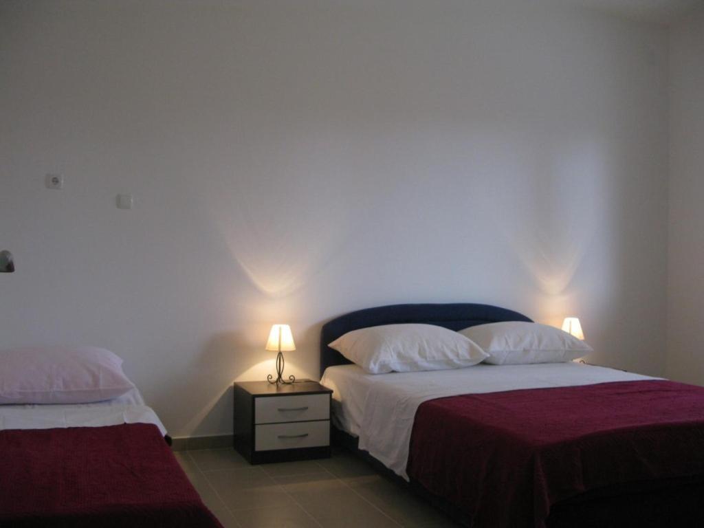Posteľ alebo postele v izbe v ubytovaní Apartmani Orhideja