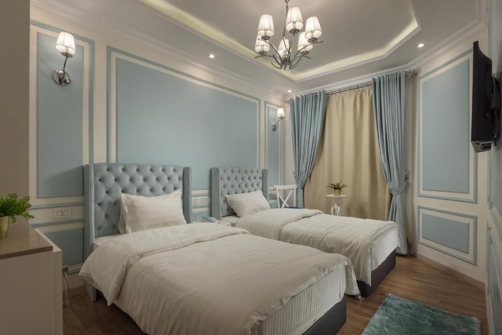 Postel nebo postele na pokoji v ubytování Miramar Boutique Hotel